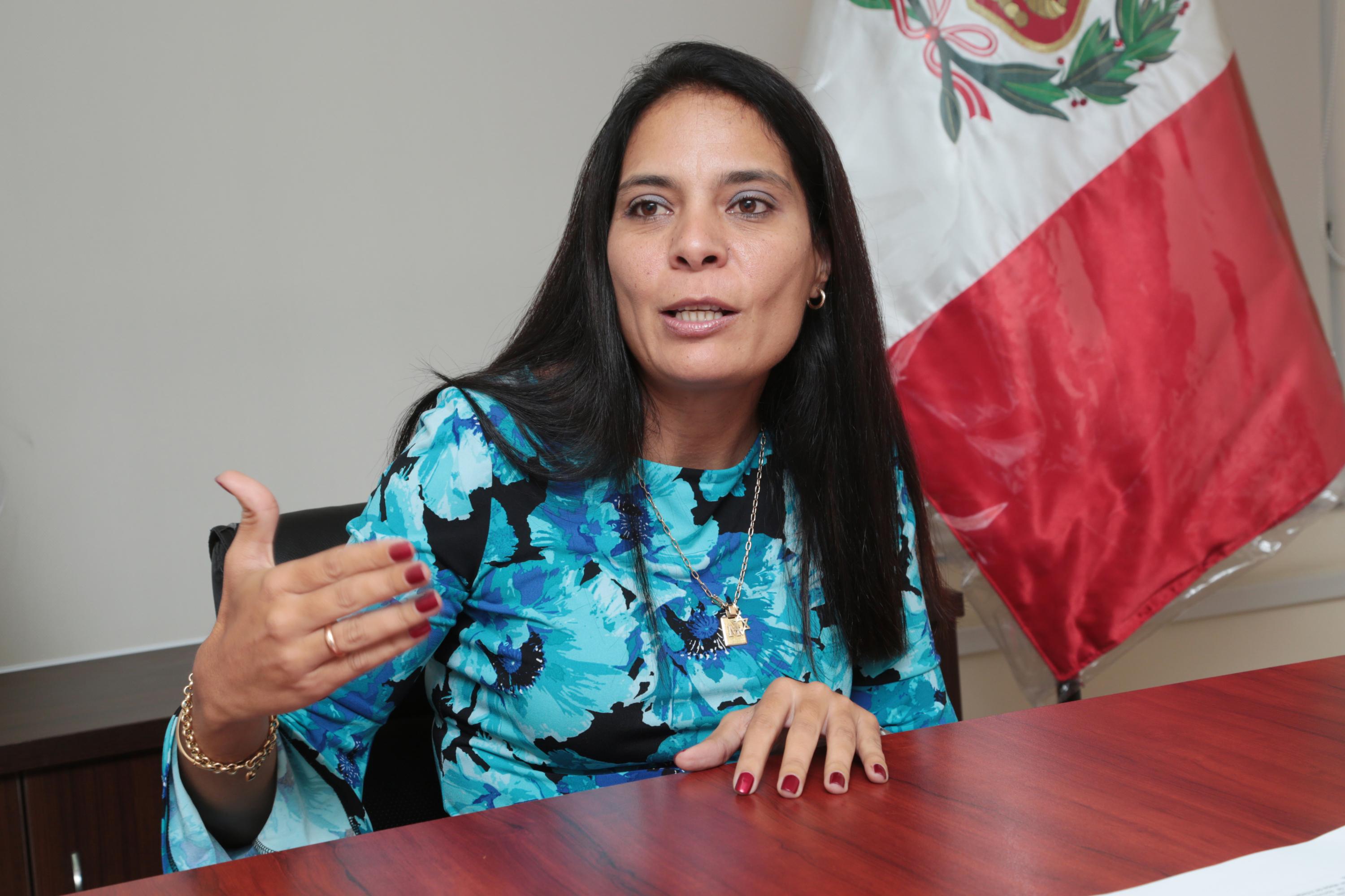 Dato. Mónica López informó que en la última subasta de viviendas y automóviles se recaudó S/ 1’623,850. (Foto: Diana Chávez)