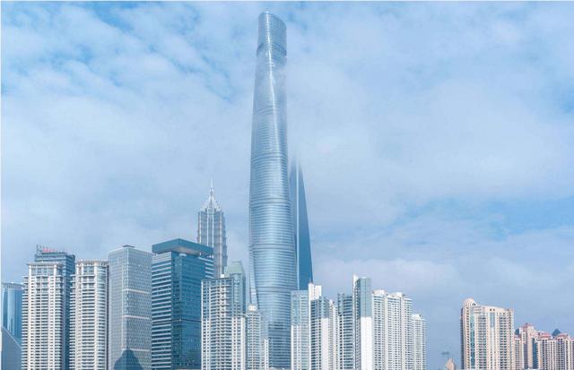 FOTO 16 | TORRE DE SHANGHÁI, SHANGHÁI: 2.5 MIL MILLONES DE DÓLARES.
Con una altura de 2,073 pies (632 metros), la torre de Shanghái tiene todo tipo de superlativos, desde los ascensores más rápidos del mundo hasta la plataforma de observación más alta del planeta. Se inauguró en 2014, con un costo de 2.4 mil millones de dólares (£1.7 mil millones).