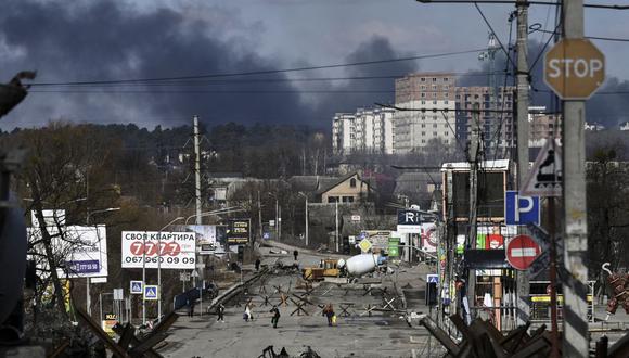 Los residentes evacuan la ciudad de Irpin, al norte de Kiev, el 10 de marzo de 2022. (Foto de Aris Messinis / AFP)