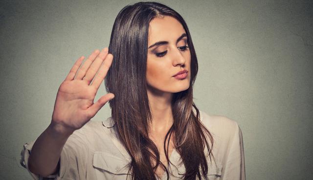 FOTO 7 | 7. Evitan dar una respuesta directa: "¿Realmente crees que yo sería capaz de hacer una cosa así?"
Las personas también pueden tratar de evitar la verdad al implicar una respuesta, en lugar de dar una refutación directa. Por ejemplo, cuando se enfrentan a algo, pueden responder con una declaración turbia como "¿Crees que yo haría algo así?" o incluso "Yo jamás haría algo como eso", en lugar de decir un simple "No lo hice".

Otra indicación de engaño es el uso de palabras innecesarias en una declaración que hace que su significado sea menos claro. Por ejemplo, "No la vimos" se podría decir como "No la vimos realmente". (Foto: Thinkstock)