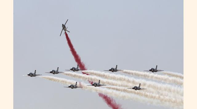 Aviones de la Fuerza Aérea egipcia surcan el cielo con los colores de la bandera nacional durante la ceremonia de inauguración de la nueva sección del Canal de Suez en Ismailia. La obra es la piedra angular de la agenda elaborada para conseguir que la nac