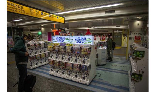 Tiendas automatizadas. Japón es el país de los robots y todo tipo de máquinas. Las máquinas sustituyen a las personas donde sea. Por ejemplo, en esta tienda no hay cajeros, solo máquinas dispensadoras. ¡Es un verdadero paraíso para los introvertidos, no t