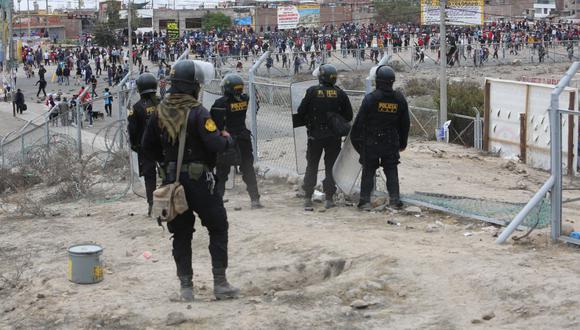 Manifestantes y policías se enfrentan en el Aeropuerto Nacional Rodríguez Ballón de Arequipa. (Foto: Leonardo Cuito/@photo.gec)