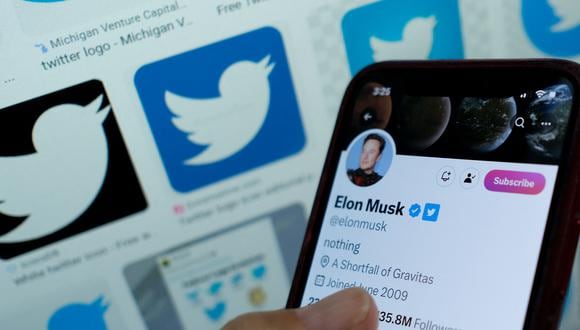 Varios famosos han perdido su verificación azul en Twitter tras la decisión de Elon Musk. (Foto: Chris DELMAS / AFP)