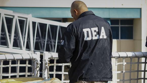 La DEA tiene en la mira al capo mexicano Chuy González. Aquí un oficial de la DEA se encuentra junto a paquetes de marihuana y cocaína durante una descarga en Port Everglades, en Fort Lauderdale, Florida, el 22 de noviembre de 2021 (Foto: Eva Marie Uzcategui / AFP)