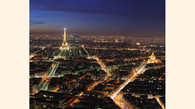 París. La ciudad de las luces ofrece a las parejas el aire de romance clásicos con las terrazas de sus cafés y la mítica torre Eiffel. Difícilmente decepciona a alguna pareja. (Foto: Maxis)