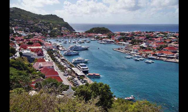 FOTO 15 | Año Nuevo en San Bartolomé (St. Barts). Para los multimillonarios y las celebridades internacionales de élite, uno de los lugares favoritos para pasar el año nuevo es en la lujosa isla caribeña de San Bartolomé. Los súper ricos y famosos se rela