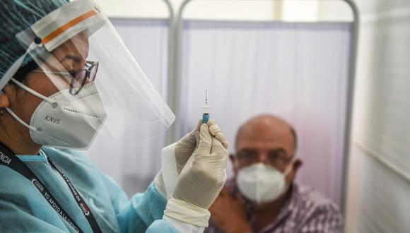 Los primeros en ser seleccionados para la vacunación son los profesionales de la salud, luego miembros de la PNP y F.F.A.A.(Foto: AFP)