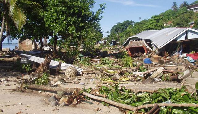 FOTO 3 | 2 de abril de 2007, Islas Salomón: mueren 52 personas en un tsunami que golpea las Islas Salomón (Pacífico sur), provocado por un terremoto de magnitud 8. (Foto: Difusión)