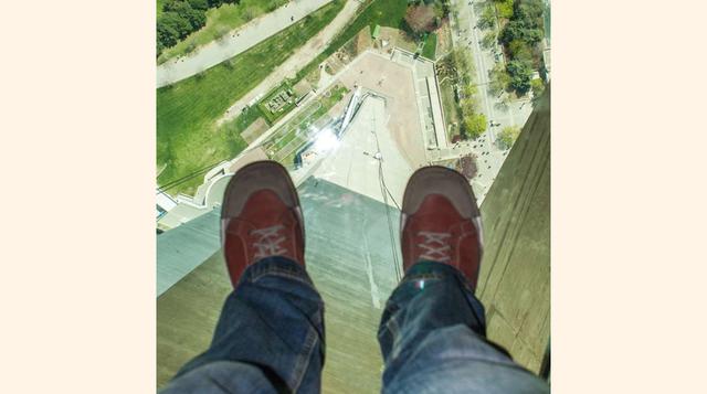 FOTO 8 | La Torre CN ofrece una excepcional vista panorámica de 360 grados de Toronto y un suelo de vidrio con vista hacia la tierra, a 342 metros de altura. Los adictos a la adrenalina también pueden probar el EdgeWalk, un paseo exterior alrededor del borde de la azotea.