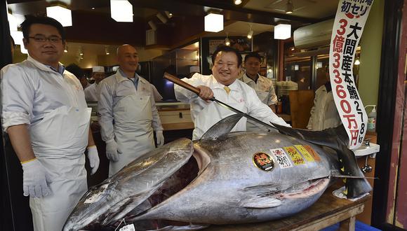 Kiyoshi Kimura (R), presidente de la cadena de restaurantes de sushi Sushi-Zanmai, muestra un atún rojo de 278 kg en su restaurante principal en Tokio el 5 de enero de 2019. (Foto: AFP)