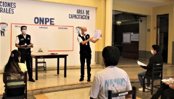 Los miembros de mesa serán capacitados este domingo por la ONPE en más de 3 mil locales. (Foto: Andina)