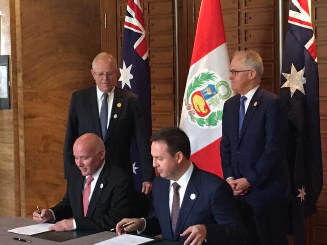 El titular del Mincetur, Eduardo Ferreyros, y su homólogo australiano Steven Ciobo firman el pacto ante la atenta mirada de Pedro Pablo Kuczynski. (Foto: Gobierno de Australia)