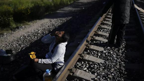 Una mujer migrante sentada al lado de las vías del tren con la esperanza de subirse a un tren de mercancías con ruta al norte en Huehuetoca, México (Foto:  Associated Press)