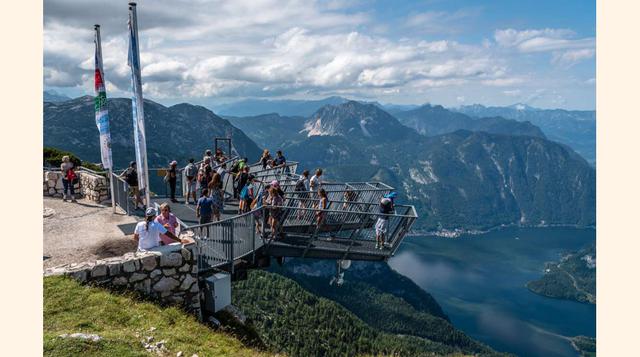 FOTO 15 | Tal como el nombre lo sugiere, la torre de observación 5 Fingers (5 dedos) cuenta con cinco plataformas, y cada una de ellas tiene un diseño diferente. Una de estas cuenta con un suelo de vidrio, lo que permite que los visitantes contemplen los majestuosos Alpes austríacos bajo sus pies.