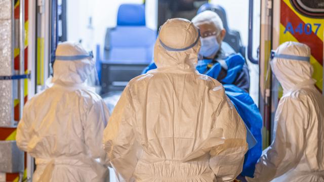 Los trabajadores de la salud constituyen el 3,8% de los casos, dijo el funcionario de China, citando cifras de unos días atrás. (Foto: Bloomberg)