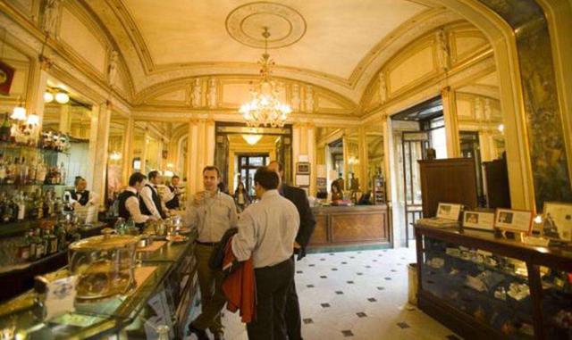 Gran Café Gambrinus (Nápoles, Italia). Situado junto a la plaza del Plebiscito, el Gran Café Gambrinus se mantiene como el elegantísimo café que fue en sus orígenes, hace más de un siglo y medio. El local ha sido a lo largo de su historia refugio de poeta