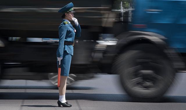 Disciplina. El escuadrón femenino fue creado en los años 1980, cuando había pocos coches en Pyongyang. Dio lugar a escenas surrealistas, con agentes dirigiendo enérgicamente un tráfico inexistente en avenidas desérticas. (FOTO: AFP)