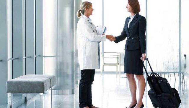 Trabajadores independientes. Seguros Privados: Es el que las personas contratan directamente con una aseguradora. Los afiliados pueden atenderse en establecimientos privados de salud (clínicas) o pueden acudir a su médico de preferencia y pedir el reembolso de los gastos, si es que tu póliza contempla esta alternativa, además de la atención a crédito. Estos seguros pueden tener cobertura nacional o internacional según la póliza que elijas. Cabe resaltar que ante la falta de un seguro médico en el caso de una emergencia tendrás que asumir el costo que demande tu atención médica mientras que con una aseguradora este gasto podría cubrirse hasta en un 100%.