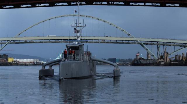 A diferencia de otras embarcaciones que funcionan a control remoto, el "Sea Hunter", como se llama, puede operar por sí mismo. "Esto no es un video juego", afirmó el vocero de DARPA Jared B. Adams, parado frente a la nave de acero de a