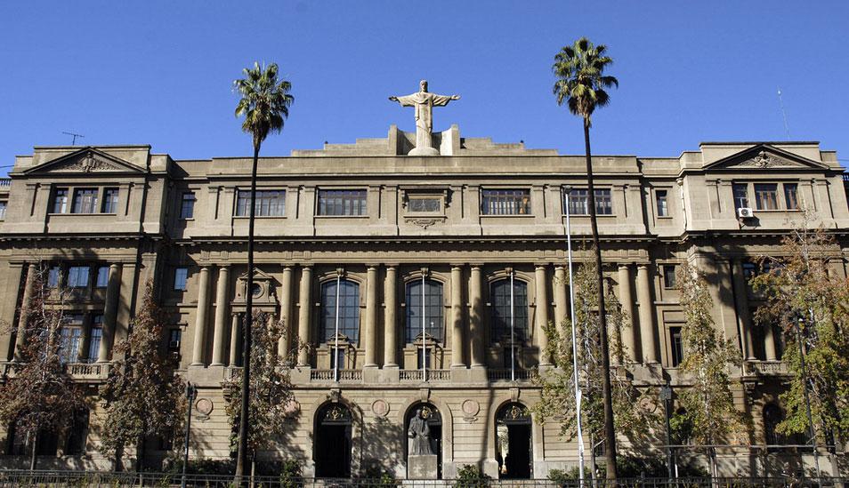 FOTO 1 | PONTIFICIA UNIVERSIDAD CATÓLICA DE CHILE (CHILE). Puesto 1 en el 2019/ puesto 1 en el 2018.