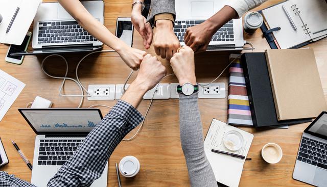 FOTO 3 | 3. Hacer milagros. Cuando tenemos poco tiempo y recursos o en ocasiones donde asumimos un proyecto donde todo está hecho un desastre, sabemos que nuestro deber es poner algo de orden y a veces invertimos de más: salimos tarde, trabajamos fines de semana y dejamos de lado compromisos personales para “sacar la chamba” sin saber que lo que hacemos realmente es elevar más la barra para lo que se espera de nosotros. Al rato, lo que nosotros considerábamos excepcional por la carga de trabajo, como ir a la oficina los domingos, se convertirá en lo normal para mantener nuestros propios estándares.
Recomendación: Identifica las expectativas que tengan otros de tu trabajo y no tengas miedo en señalar cuando alguna meta requiere más esfuerzo del que tú o tu equipo puedan manejar. 
Establece metas alcanzables y solicita una prórroga en caso de que la carga de trabajo lo requiera. (Foto: Freepik)