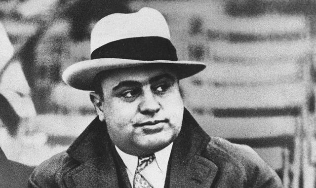 6. Al Capone. Alphonse Gabriel “Al” Capone es, sin duda alguna, uno de los mafiosos más famosos del mundo. Su éxito llegó durante la época de la prohibición americana y como con la mayoría de los mafiosos, su reinado no duró demasiado tiempo, pero siete a