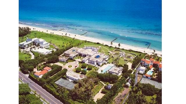 Esta es otra mega mansión completamente nueva en un tramo muy exclusivo frente al mar en Palm Beach, Florida, de 35,000 pies cuadrados y que tiene un valor de US$74.5 millones. Esta enorme mansión de estilo mediterráneo cuenta con dos piscinas, un bowling