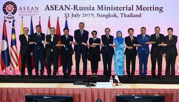 Russia's Foreign Minister Sergei Lavrov (5th L) poses for a family photo with foreign ministers from the Association of Southeast Asian Nations (ASEAN) countries during the ASEAN Russia Ministerial Meeting in Bangkok on July 31, 2019. / AFP / Romeo GACAD
