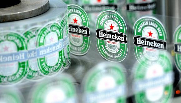 Heineken dijo que planea aumentar los precios “responsablemente según las condiciones de los mercados locales” para cubrir la mayor parte del aumento en los precios al productor.  (Foto: AFP)