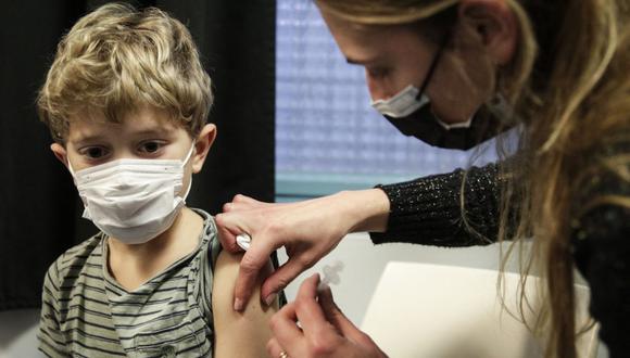 Vacuna a niños. (Foto: AFP)