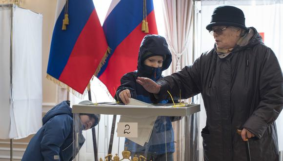 Los votantes rusos se acercan a los comicios para elegir a su próximo presidente. (Foto: AP)