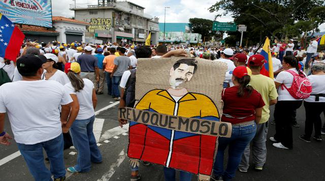 Testigos de Reuters calcularon que al menos un millón de personas de todas las edades, con gorras y banderas de Venezuela, protestaban en un ambiente festivo y circundado por uniformados en tres principales avenidas de Caracas, sobre casi 20 kilómetros.