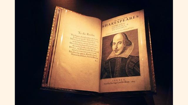 First Folio. Es el nombre atribuido a la primera publicación de la colección de obras teatrales de William Shakespeare. Contenía 36 obras y fue recopilado por John Heminges y Henry Condell, siete años después de su muerte. Se editaron cerca de mil copias,