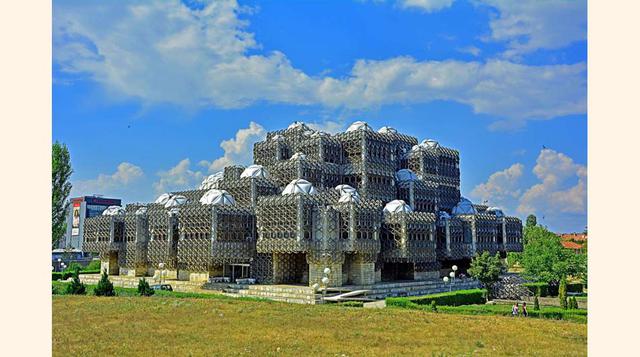 FOTO 10 | Biblioteca nacional Do Pristina – Kosovo, en conjunto, parecen muchas casitas reunidas.
