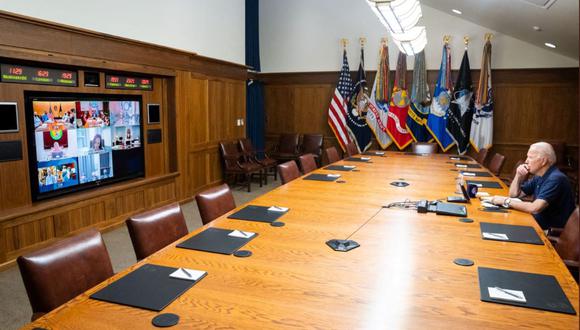 En esta foto publicada por la Casa Blanca, el presidente Joe Biden se reúne virtualmente con su equipo de seguridad nacional y altos funcionarios para una sesión informativa sobre Afganistán, el 15 de agosto de 2021, en Camp David. (THE WHITE HOUSE / AFP).