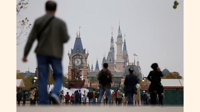 Un grupo de personas visita el parque Disney Town of Shanghai Disney Resort en Shanghái, China. Disney abrirá su parque temático en Shanghái, el primero en China continental, el 16 de junio de este año. (Foto: Reuters)