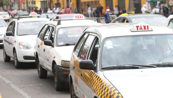 La representante de la ATU enfatizó que todos los taxis informales que circulen los próximos feriados y el resto del año serán detenidos. (Foto: Rolly Reyna / GEC)
