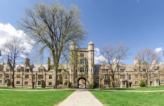 FOTO 21= Universidad de Míchigan, Ann Arbor, Estados Unidos. La universidad pública de investigación que se encuentra en Ann Arbor, establecida en 1817, es una de las organizaciones de investigación más importantes del país. Entre sus exalumnos se incluyen al presidente Gerald Ford y a los actores James Earl Jones y Selma Blair. Estudiantes: Más de 43,100.