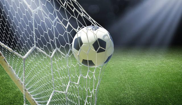 9. Liga de futbol de fantasía

No es secreto que la pasión por el futbol llega a todo el mundo. Tan sólo la FIFA tiene más países afiliados que la ONU y, según la consultora De La Riva, el futbol mexicano representa el 0.7% del PIB del país. Si eres aficionado al deporte, organiza una liga de fantasía de acuerdo a tu torneo favorito. Se trata de crear un sitio Web o app, en donde el suscriptor pueda registrar un equipo con 11 jugadores de todos los que participan en el torneo real y, conforme a su desempeño en los partidos, subirán de categoría y obtendrán puntos. Al final del torneo, quien más puntos acumule con sus jugadores, será acreedor a premios como playeras o tarjetas de regalo para tiendas digitales. Ejemplo de éxito: Fantasía Gol  (Foto: Primicias24.com)