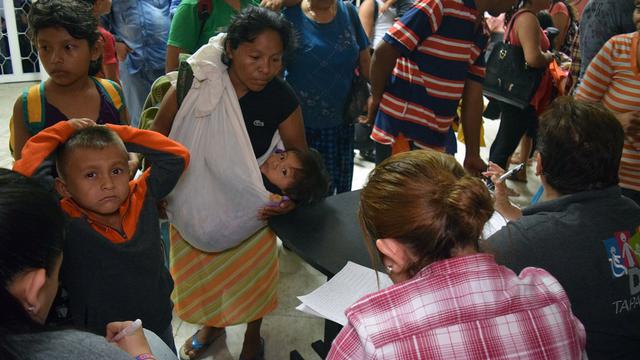 Foto 10 | Si usted está en:  La calle: aléjese los postes y los cables eléctricos.