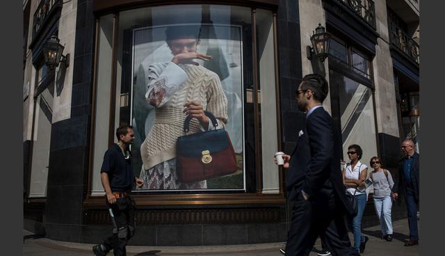 FOTO 3 | Burberry: desde gabardinas utilitarias hasta camisas tartán, Burberry Group Plc es británica por excelencia: rebelde y tradicional, y perfecta para el clima húmedo. También está intentando una recuperación después de reclutar a un nuevo CEO y director creativo, ambos italianos. Como empresa que cotiza en bolsa sin un solo accionista mayoritario, existen pocos obstáculos para comprar Burberry, además de un precio que fácilmente podría ascender a más de 10,000 millones de libras (US$ 13,100 millones). (Foto: Bloomberg)