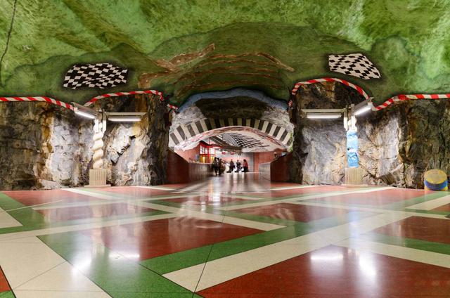 FOTO 8 | ESTACIÓN KUNGSTRÄDGÅRDEN
Localizada en el distrito de Normalm, esta estación es también una de las más bonitas del metro de Estocolmo, con la predominancia del color verde.