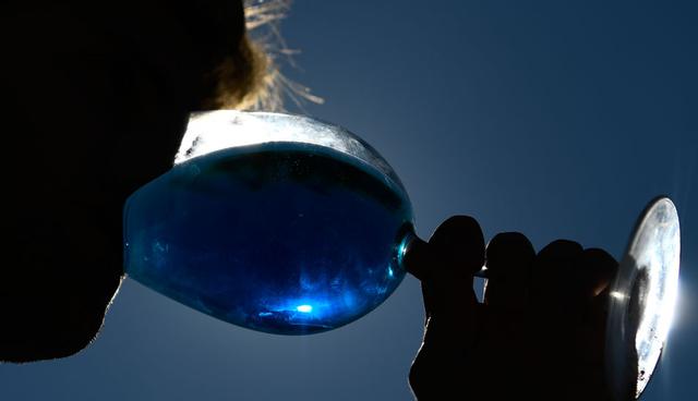 FOTO 5 | Su vino color azul eléctrico se elabora en varias bodegas españolas, siguiendo el proceso tradicional, desde la fermentación de la uva hasta el embotellado. (Foto: AFP)