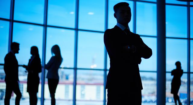 FOTO 2 | 2. El liderazgo comienza con una ventaja competitiva
La única forma de sacar ventaja en un mercado es definiendo cuáles de nuestras capabilities nos hacen ser mejor que nuestra competencia, mencionamos el caso de Nike. Su cultura “just do it” es aspiracional para sus clientes y como actitud corporativa al dar empuje y congruencia; terceriza la fabricación de sus productos para ser de bajo costo y ser competitivo en el mercado con un mayor margen de ganancia; es eficiente en su cadena de suministro; ha logrado alianzas con atletas como Tiger Woods o Michael Jordan para alcanzar un fuerte posicionamiento de marca, además de apostarle al diseño e innovación de sus productos. (Foto: Freepik)