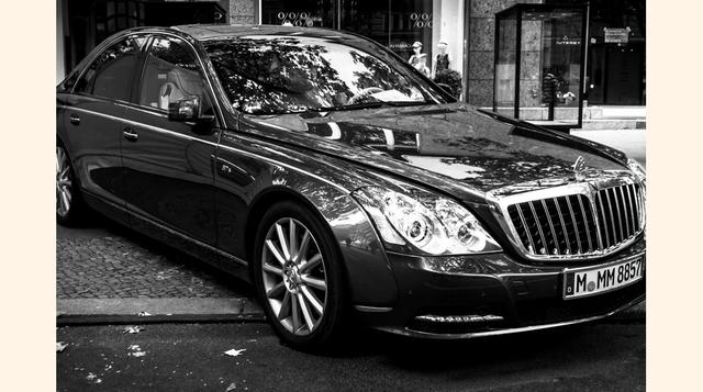 Maybach 57S. El lujo y la opulencia del Maybach 57S, (uno de los autos más prestigiosos y emblemáticos del mundo) van perfectamente con la personalidad de este megalómano millonario.
