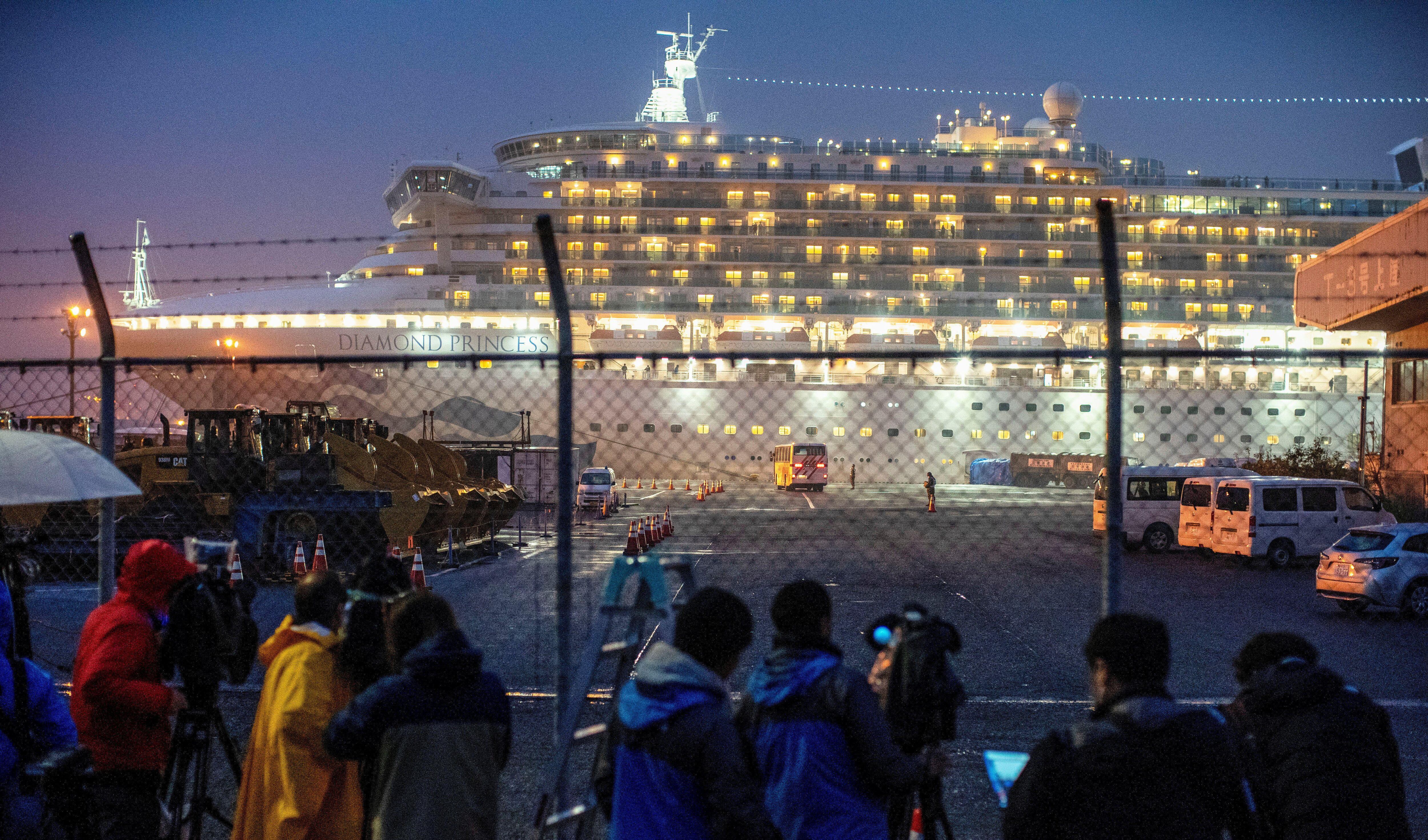 El crucero Diamond Princess es visto en el puerto de Yokohama en Japón. (REUTERS/Athit Perawongmetha).