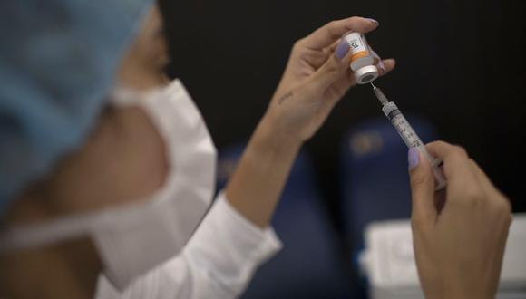 Una enfermera prepara una dosis de la vacuna Sinovac CoronaVac de China producida por Butantan en el Planetario Público de Río de Janeiro, el 31 de marzo de 2021. (Foto de Mauro PIMENTEL / AFP).