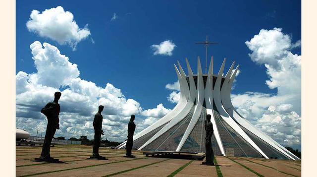 Catedral Metropolitana Nuestra Señora Aparecida, Brasil. Es la catedral metropolitana de la ciudad de Brasilia. Fue diseñada por el renombrado arquitecto Óscar Niemeyer. (Foto: Upsocl)