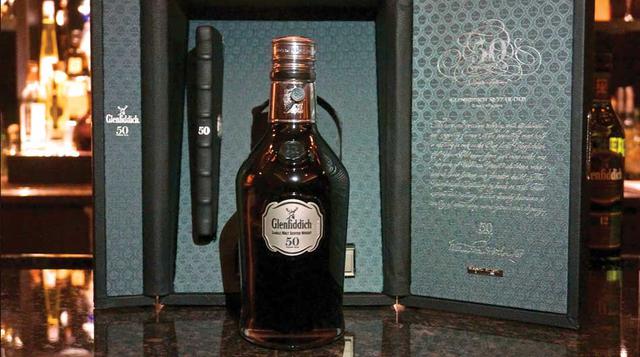 Glenfiddich 50 Year Old — US$ 40,000. Las últimas 50 botellas (de 450) serán distribuidas globalmente el año próximo, así que es probable que el precio de esta expresión súper añeja de Glenfiddich se dispare cuando se vuelva más escaso de lo que el escocé